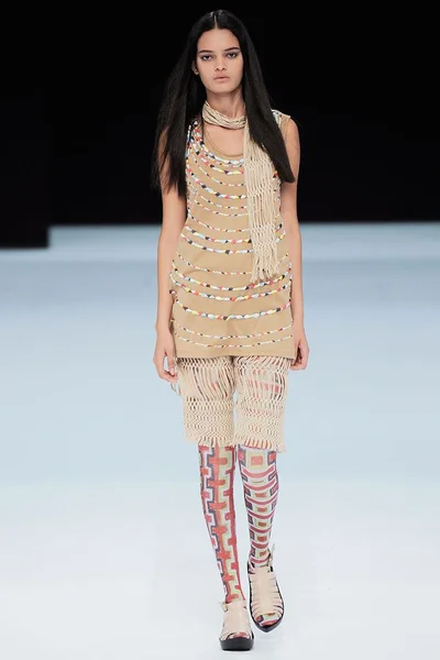 Look 16